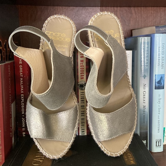 NWOB André Assous Reese Pewter Leather Espadrille Wedge Sandal Women's Size 6 - Picture 4 of 12